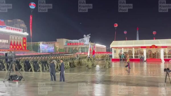 Корейские военнослужащие, участвовавшие в освобождении Курской области, прошли на параде в Пхеньяне с флагами России и КНДР под песню Служить России