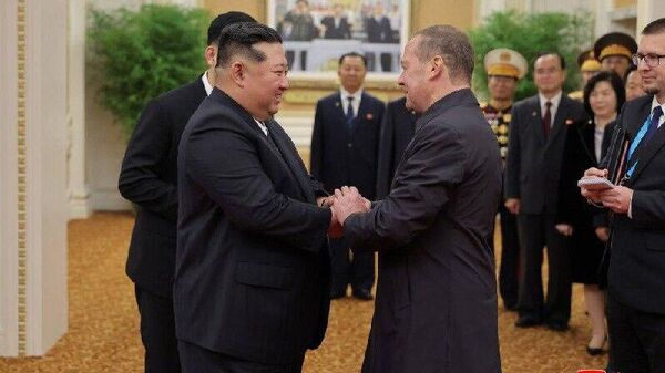 Медведев на переговорах с Ким Чен Ыном заявил, что Путин придает большое значение развитию отношений России и КНДР