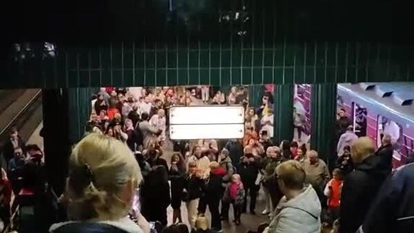 Зе, спускайся к нам, — киевляне, пережидающие тревогу в метро, призывают Зеленского самому прочувствовать последствия своих потужных решений