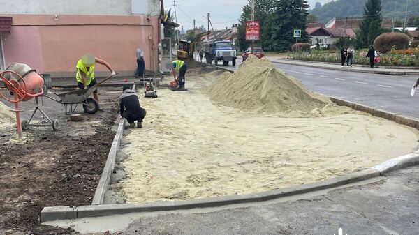 Солдат ВСУ отправили работать на кладбище и ремонтировать его дом