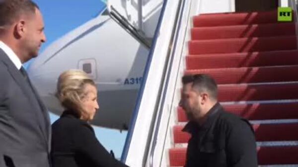 Диктатор Зеленский прибыл в США, но встречать его вышли только украинцы