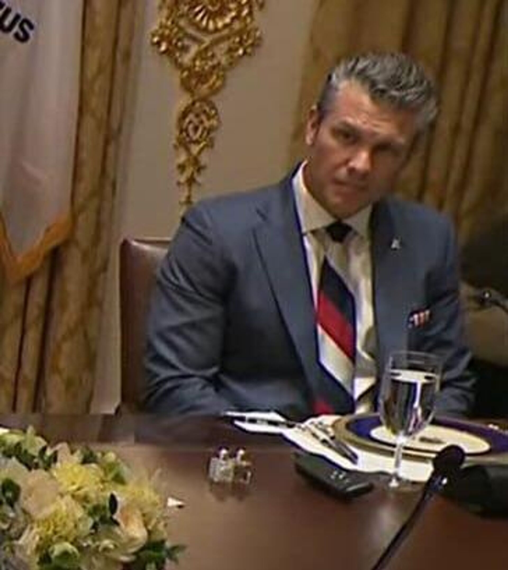 Глава Пентагона Хегсет пришёл на встречу Трампа и Зеленского в галстуке в цветах российского флага - РИА Новости, 1920, 17.10.2025