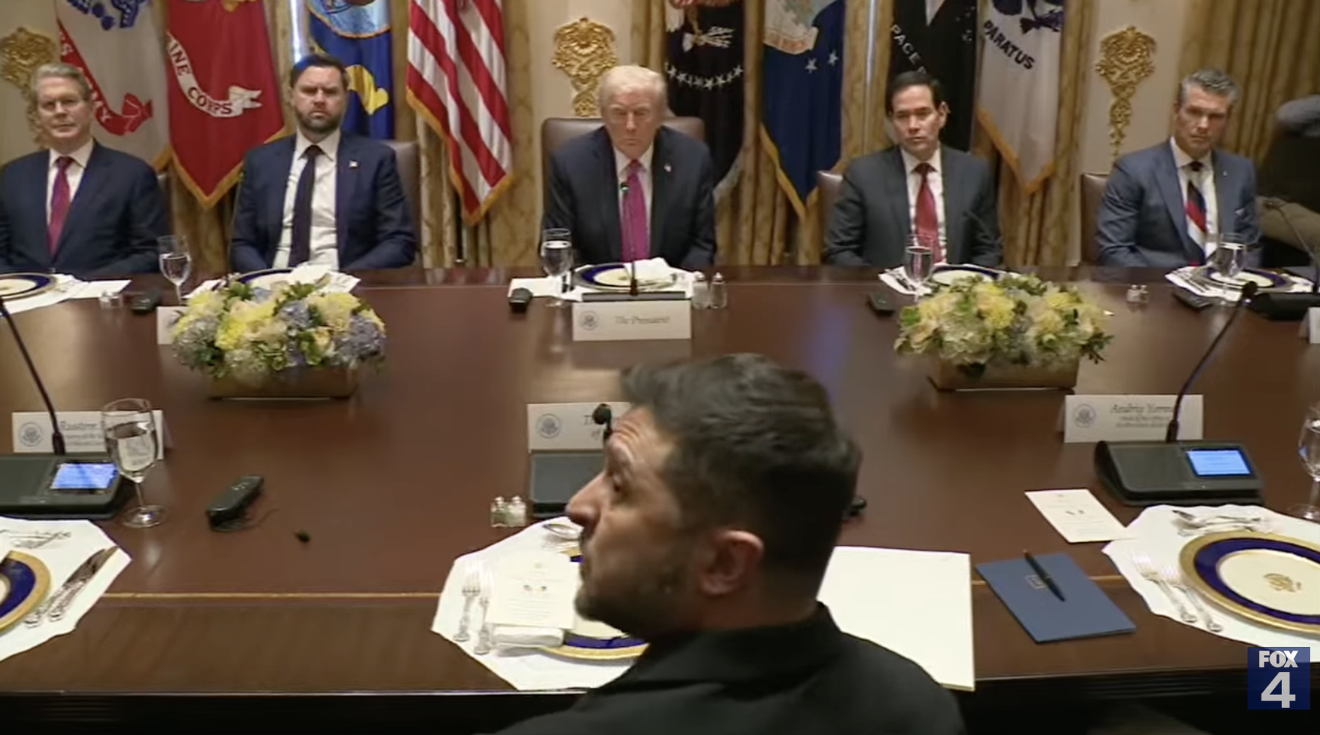 Голова Владимира Зеленского за столом на обеде у президента США Дональда Трампа 17 октября 2025 года - РИА Новости, 1920, 19.10.2025