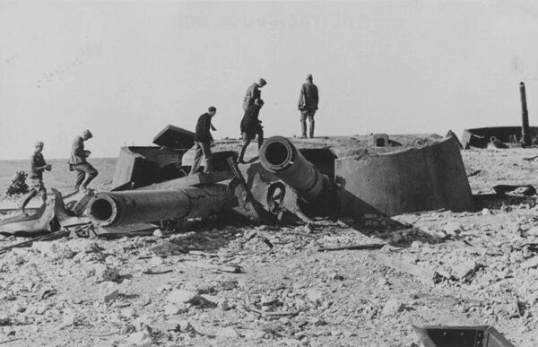 Разрушенная башня 30-й бронебашенной батареи в Севастополе (немецкое фото)