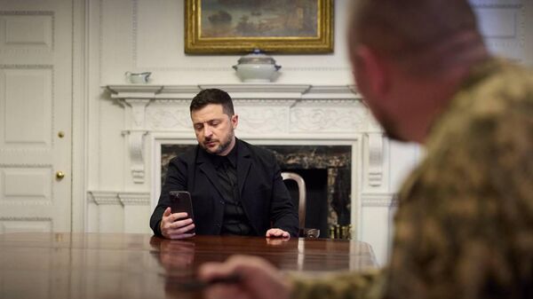 Владимир Зеленский с телефоном