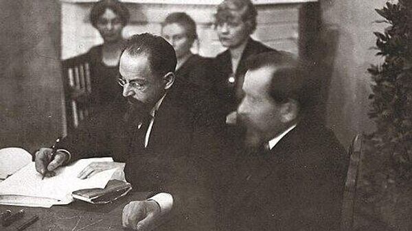 Адольф Иоффе подписывает договор с Эстонией. Тарту, 1920 год