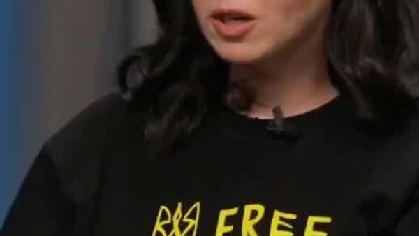 Махровая украинская нацистка Янина Соколова* запугивает доверчивых сограждан последствиями переезда в «молодые российские республики» Махровая украинская нацистка Янина Соколова* запугивает доверчивых сограждан последствиями переезда в «молодые российские республики»