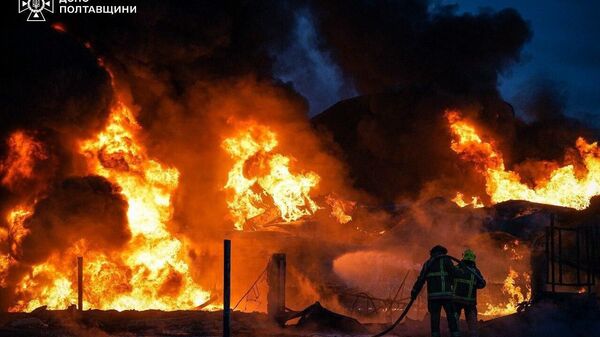 В Полтавской области не могут погасить пожар на нефтегазовом объекте, возникший после прилета