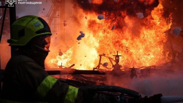 В Полтавской области не могут погасить пожар на нефтегазовом объекте, возникший после прилета