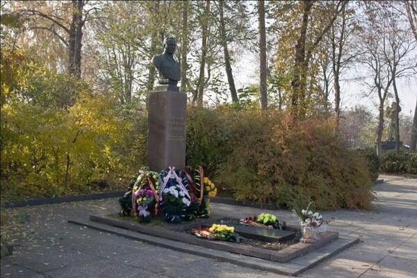 Могила Аркадия Гайдара в Каневе