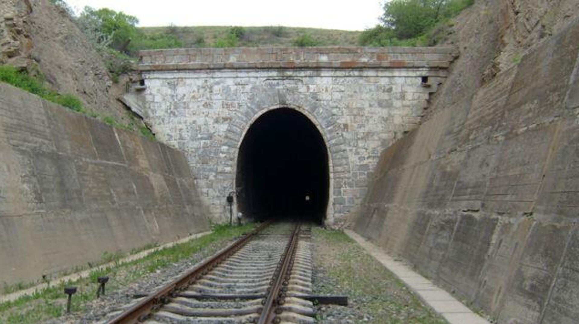Портал Лутугинского тоннеля Портал Лутугинского тоннеля - РИА Новости, 1920, 28.10.2025