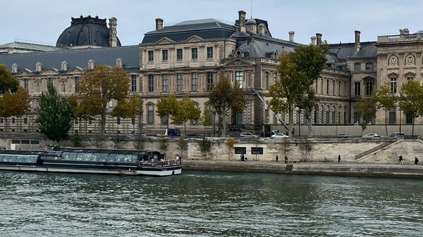 Обстановка на месте ограбления музея Лувр в Париже