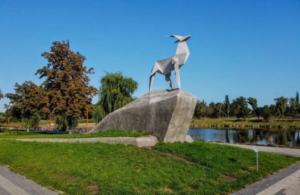 Скульптура Олень-оригами в Покровске (Красноармейске)