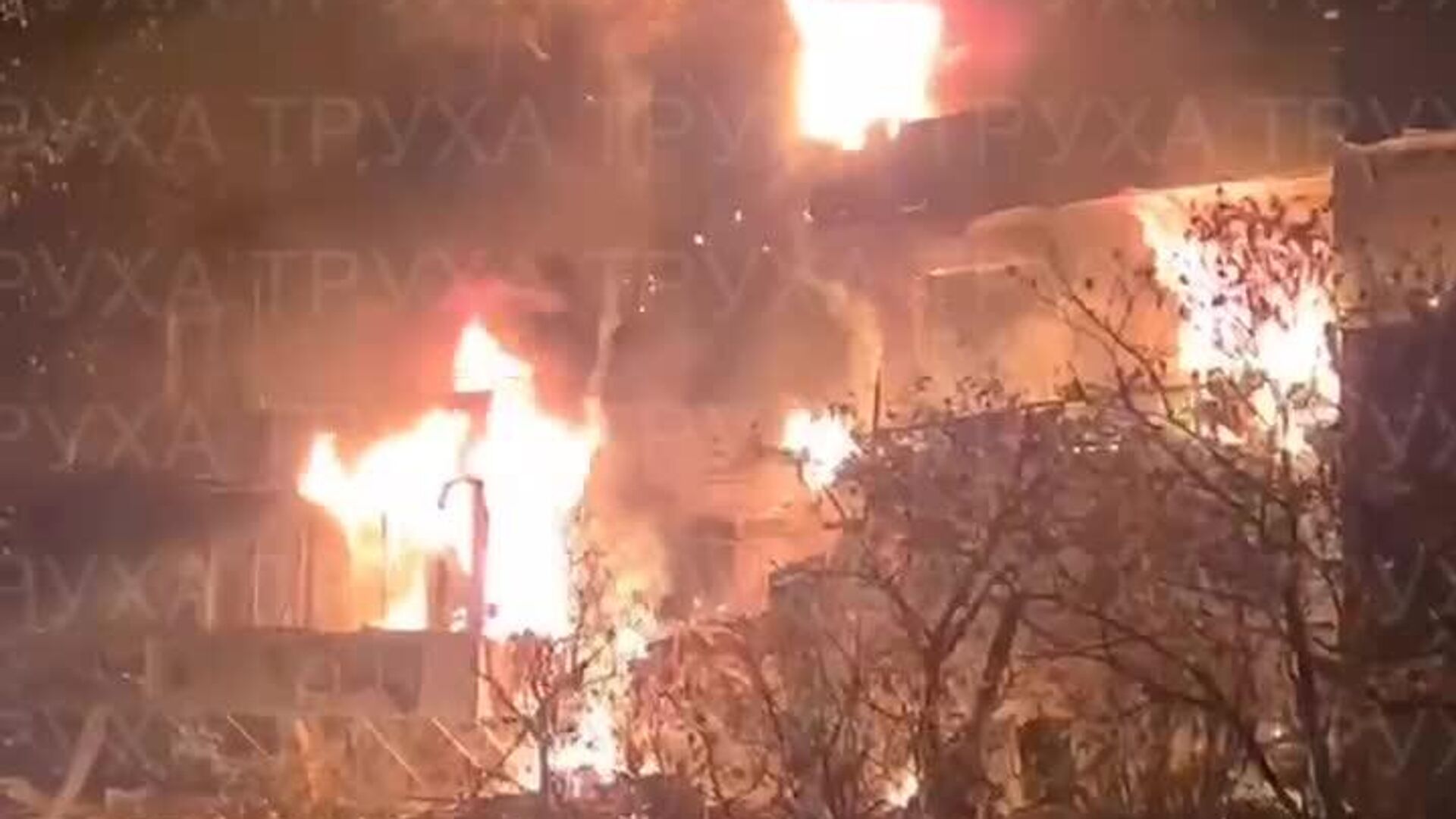 В Киеве попытка кривой украинской ПВО сбить российские дроны привела к удару по двум жилым домам - РИА Новости, 1920, 26.10.2025