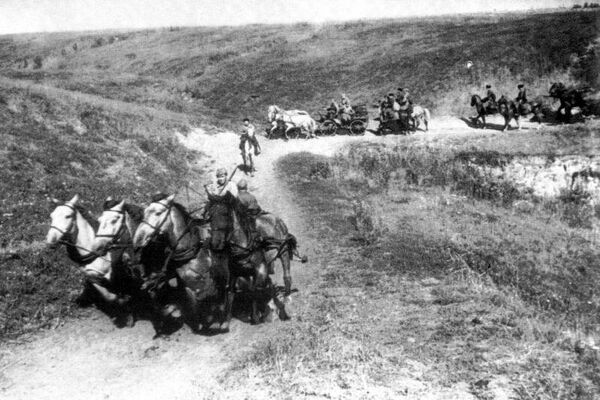 Советская конница выдвигается на передовую Советская конница выдвигается на передовую