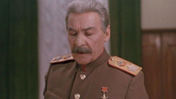 Если враг не сдаётся... (кадр из фильма) Если враг не сдаётся... (кадр из фильма)