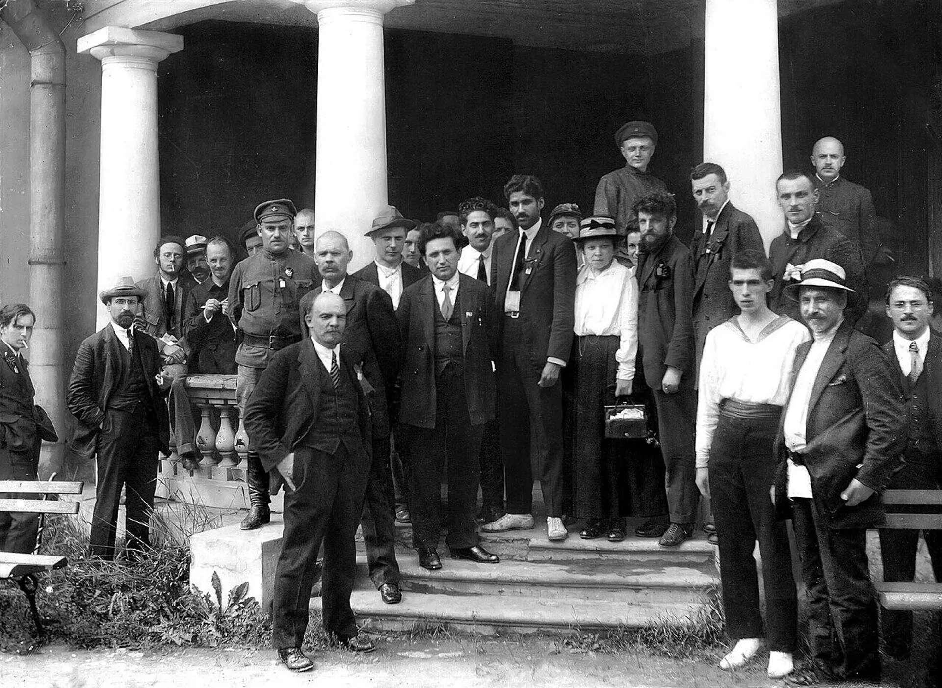 Участники II Конгресса Коминтерна. В центре - Владимир Ленин, Максим Горький и Григорий Зиновьев. Слева: Лев Карахан (второй), Карл Радек (третий), Николай Бухарин (пятый). Единственная женщина - Мария Ульянова. Участники II Конгресса Коминтерна. В центре - Владимир Ленин, Максим Горький и Григорий Зиновьев. Слева: Лев Карахан (второй), Карл Радек (третий), Николай Бухарин (пятый). Единственная женщина - Мария Ульянова. - РИА Новости, 1920, 02.11.2025