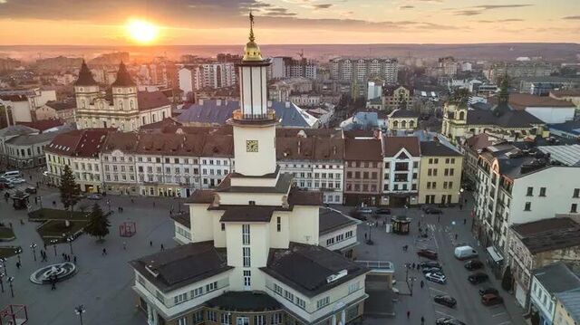 Украинцев всё меньше, женщин призывают работать вместо мигрантов. Что происходит в Подкарпатье