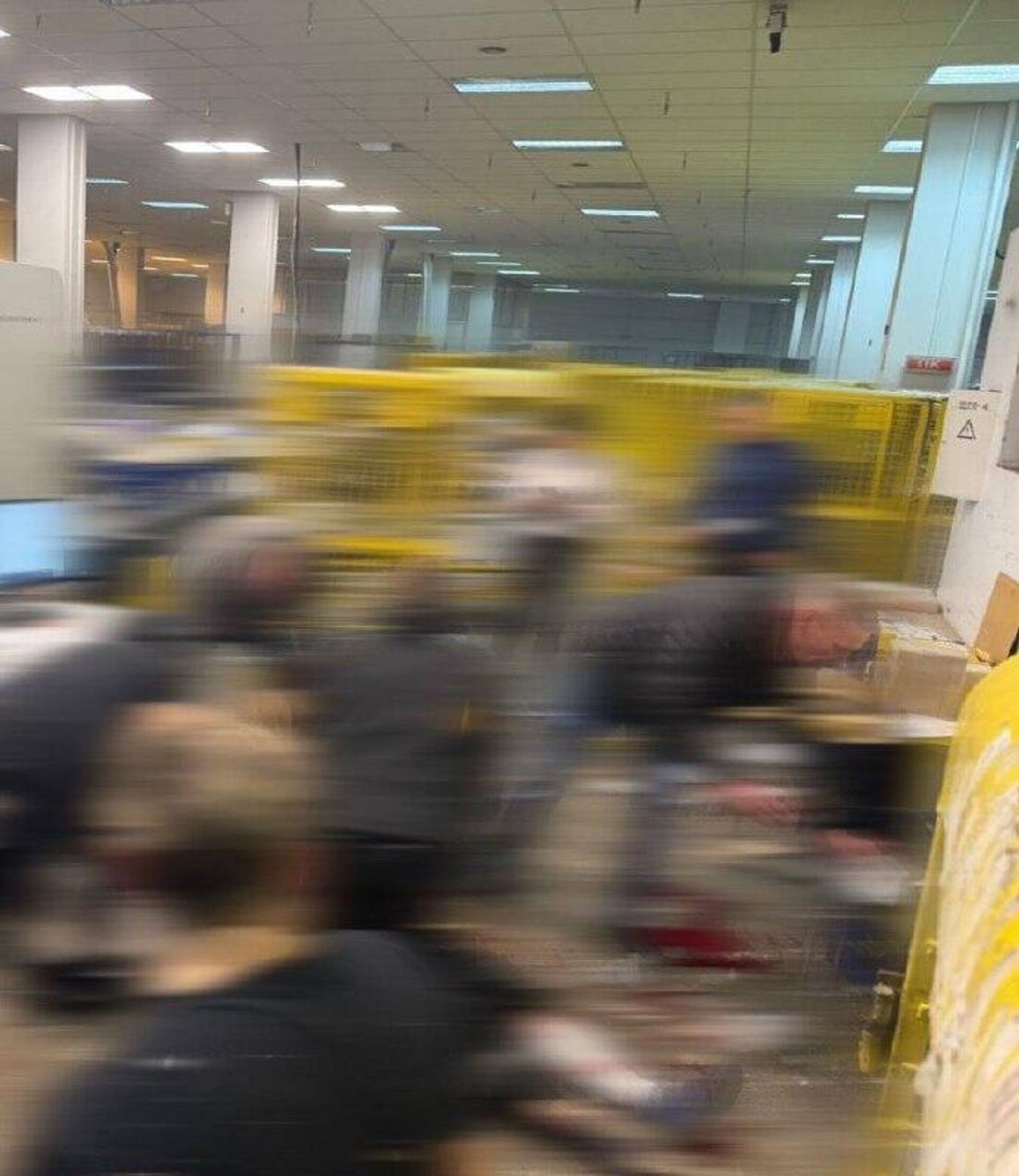 ‼ Появились кадры из сортировочного центра Укрпочты в Киеве, где взорвалась посылка - РИА Новости, 1920, 30.10.2025