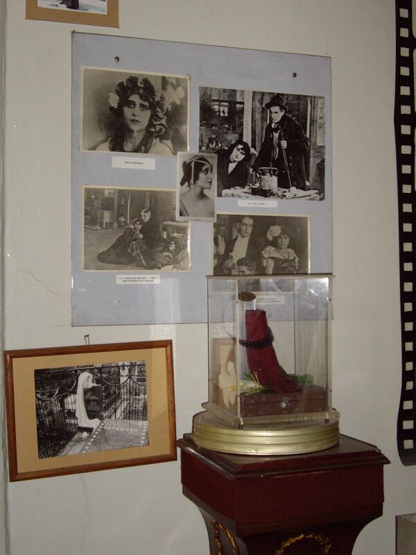 Перчатка Веры Холодной - экспонат Одесского музея кино Перчатка Веры Холодной - экспонат Одесского музея кино