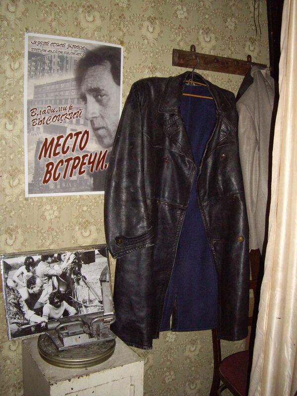 Плащ Жеглова - экспонат Одесского музея кино Плащ Жеглова - экспонат Одесского музея кино