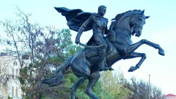 Памятник Петру Котляревскому в Феодосии