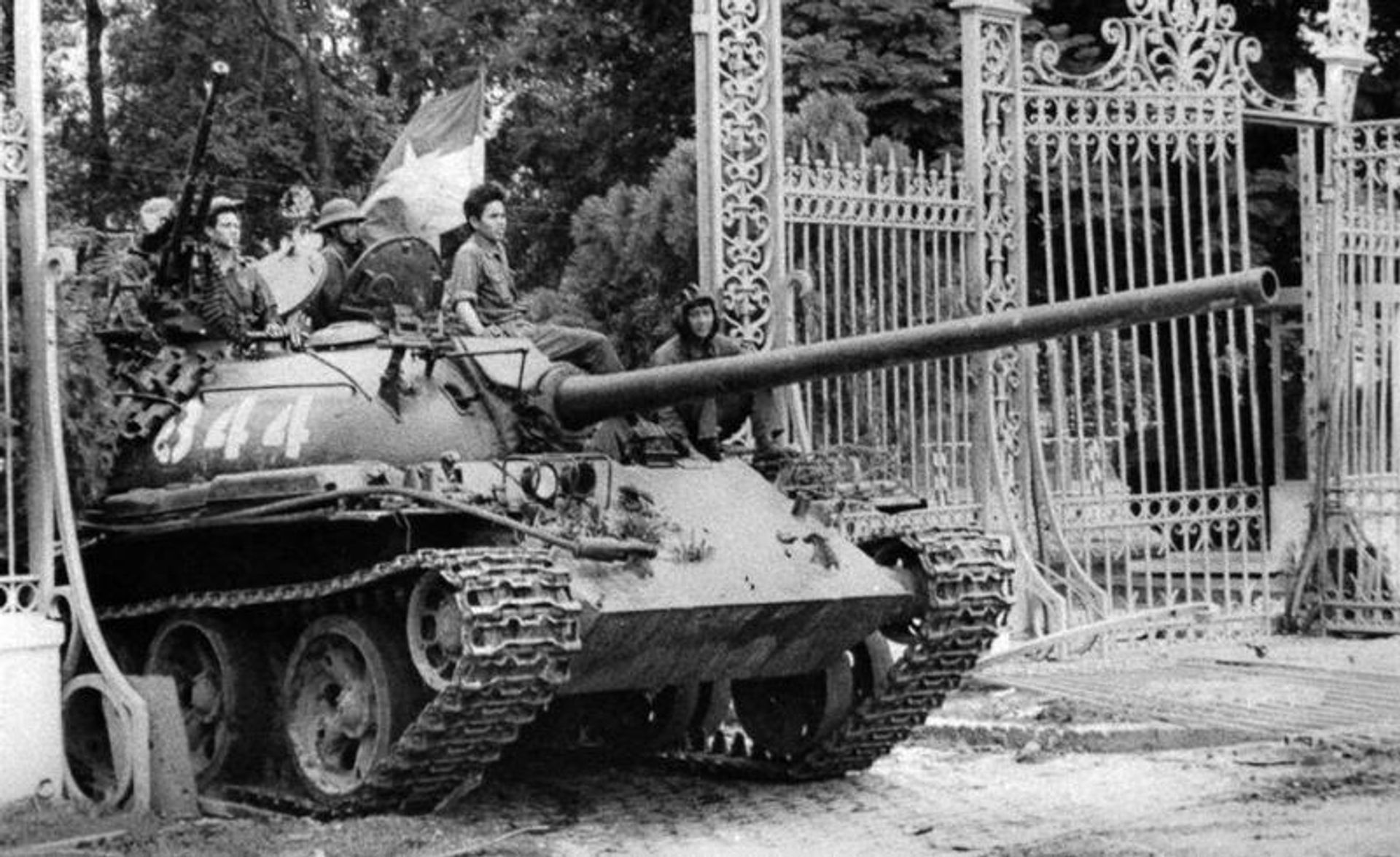Танк Т-54 Вьетнамской народной армии и ворота президентского дворца в Сайгоне Танк Т-54 Вьетнамской народной армии и ворота президентского дворца в Сайгоне - РИА Новости, 1920, 22.07.2026