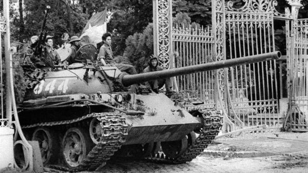 Танк Т-54 Вьетнамской народной армии и ворота президентского дворца в Сайгоне
