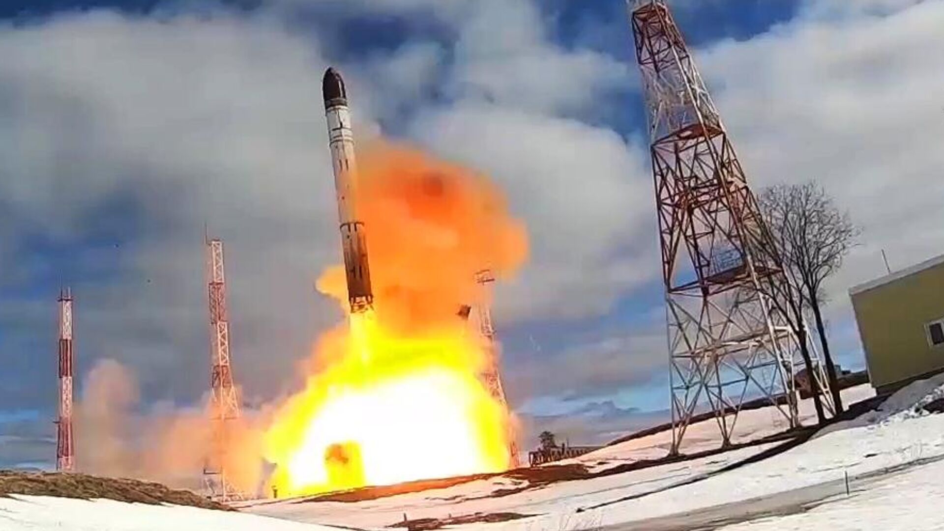 Пуск межконтинентальной баллистической ракеты стационарного базирования Сармат с космодрома Плесецк - РИА Новости, 1920, 06.11.2025