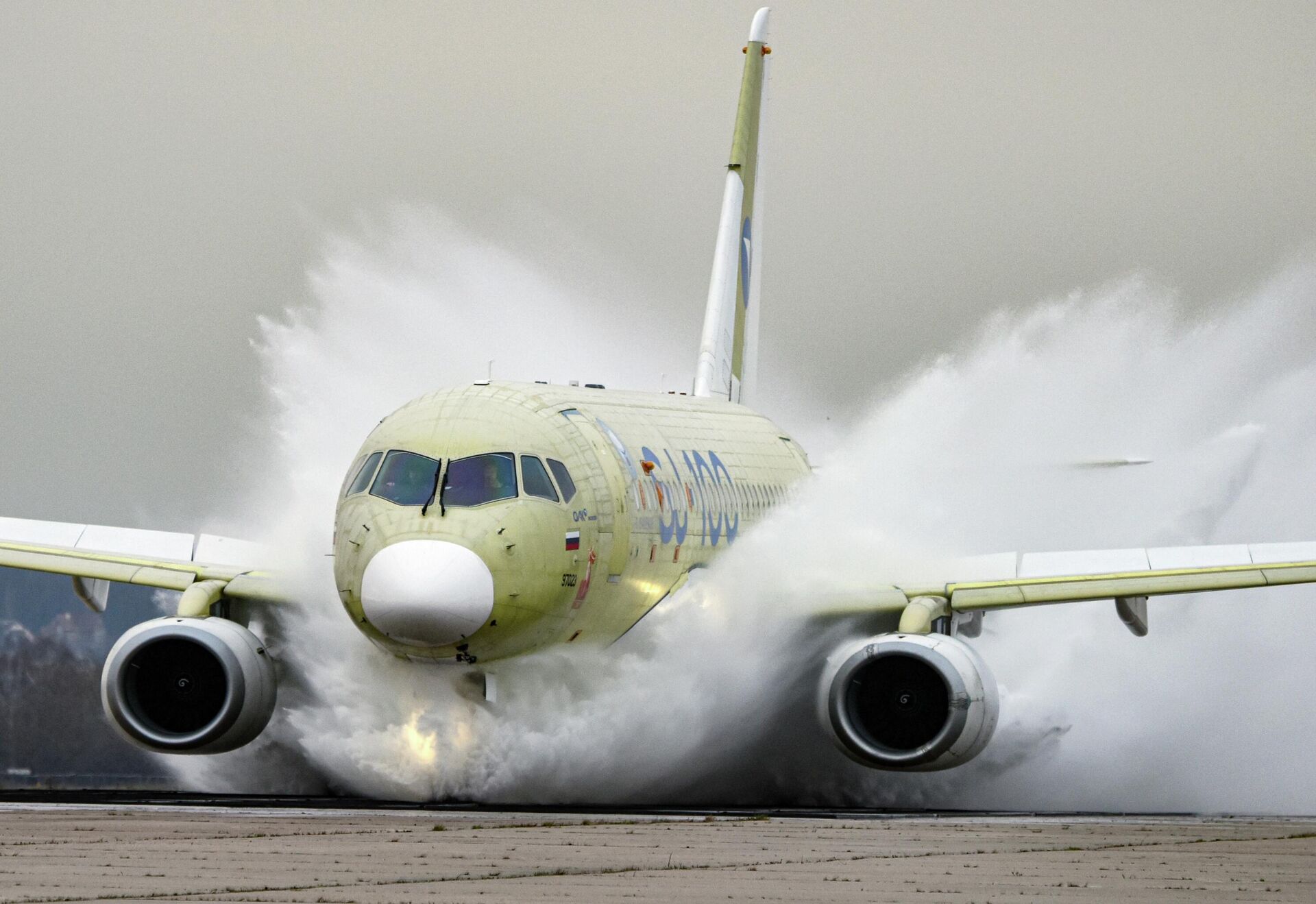 Суперджет-100 прошел испытания на защиту двигателей от воды - РИА Новости, 1920, 07.11.2025