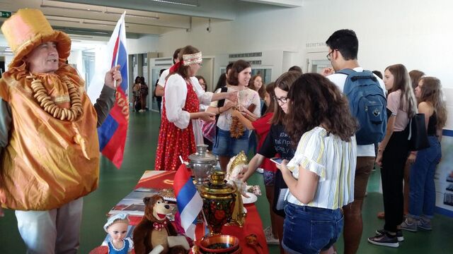 Русских уважают за любовь к языку: как провалились попытки украинцев закрыть русские школы в Португалии