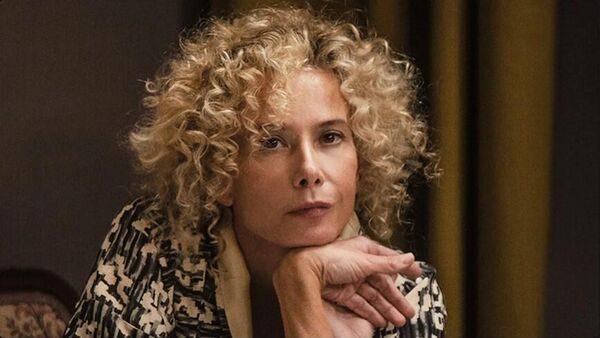 Хроники русской революции. Юлия Высоцкая в роли Ариадны Славиной (вымышленный персонаж)