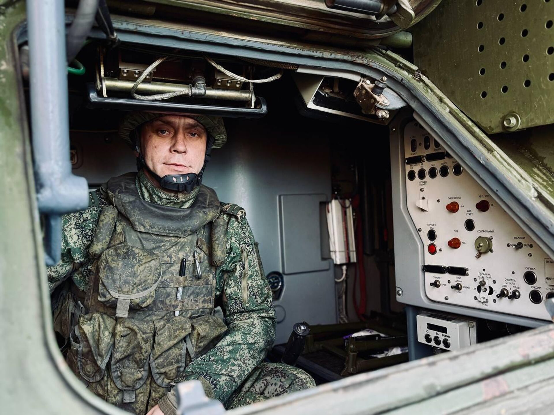 Водитель-механик младший сержант Александр Герасимчук - РИА Новости, 1920, 09.11.2025