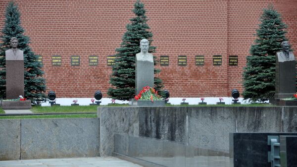 Выставка Город живых историй. Цветы у памятника И.В. Сталину