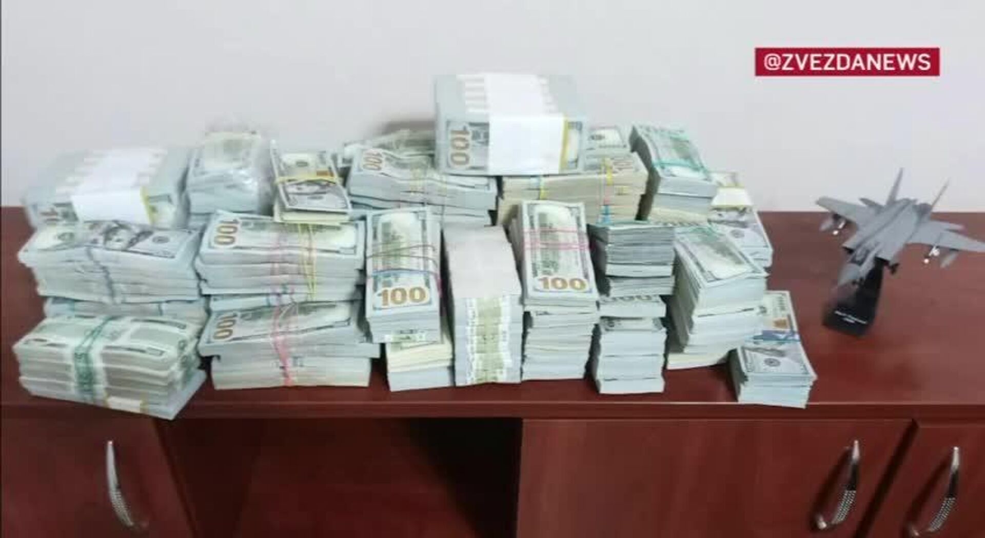 За угон МиГ-31 российским летчикам обещали $1 млн, потом вербовщики увеличили сумму до $3 млн в случае передачи самолета с ракетой Кинжал - РИА Новости, 1920, 11.11.2025