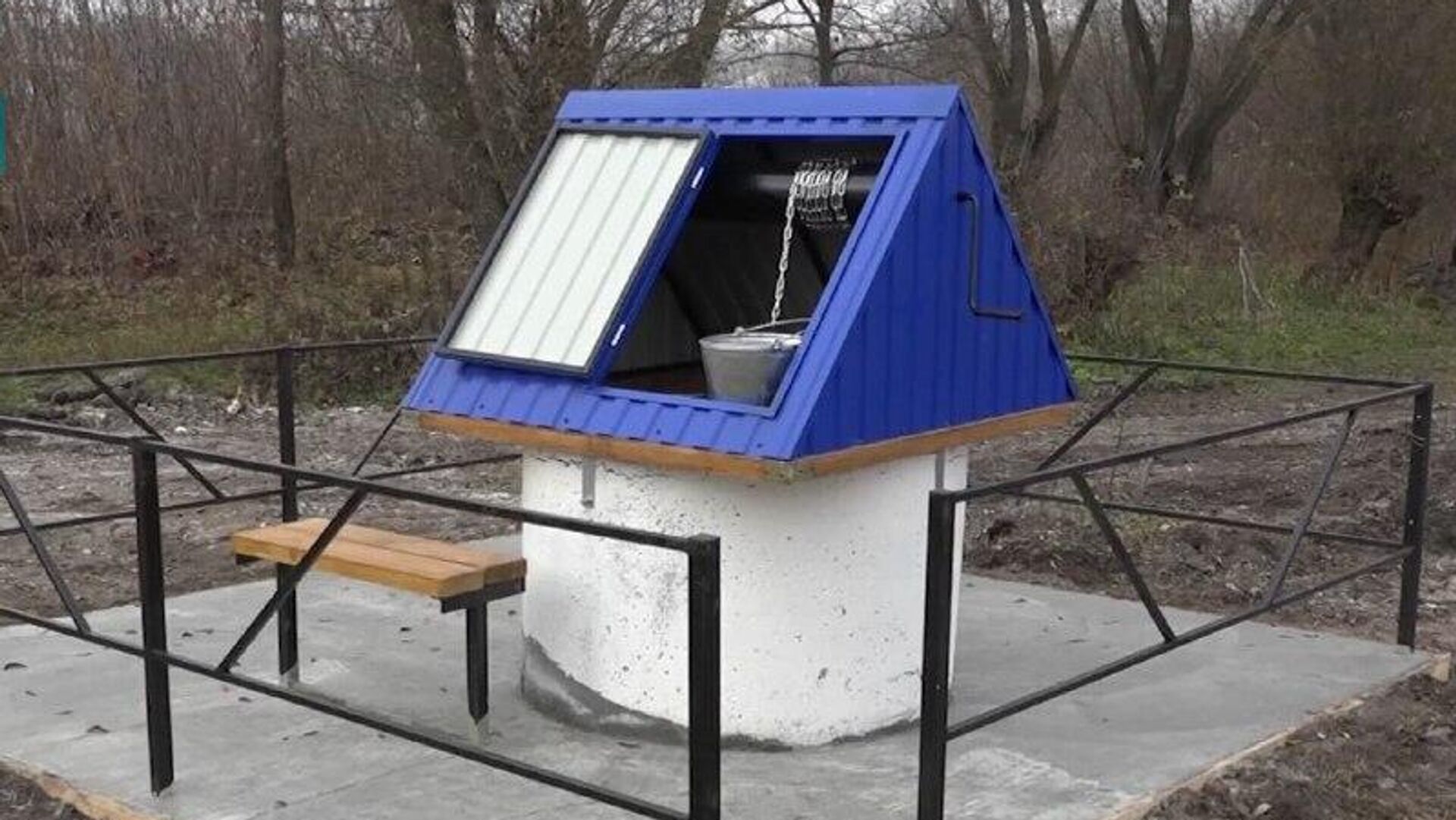 На Украине обсуждают законопроект, по которому жители сел и райцентров будут обязаны платить за воду даже из собственных колодцев и криниц - РИА Новости, 1920, 11.11.2025