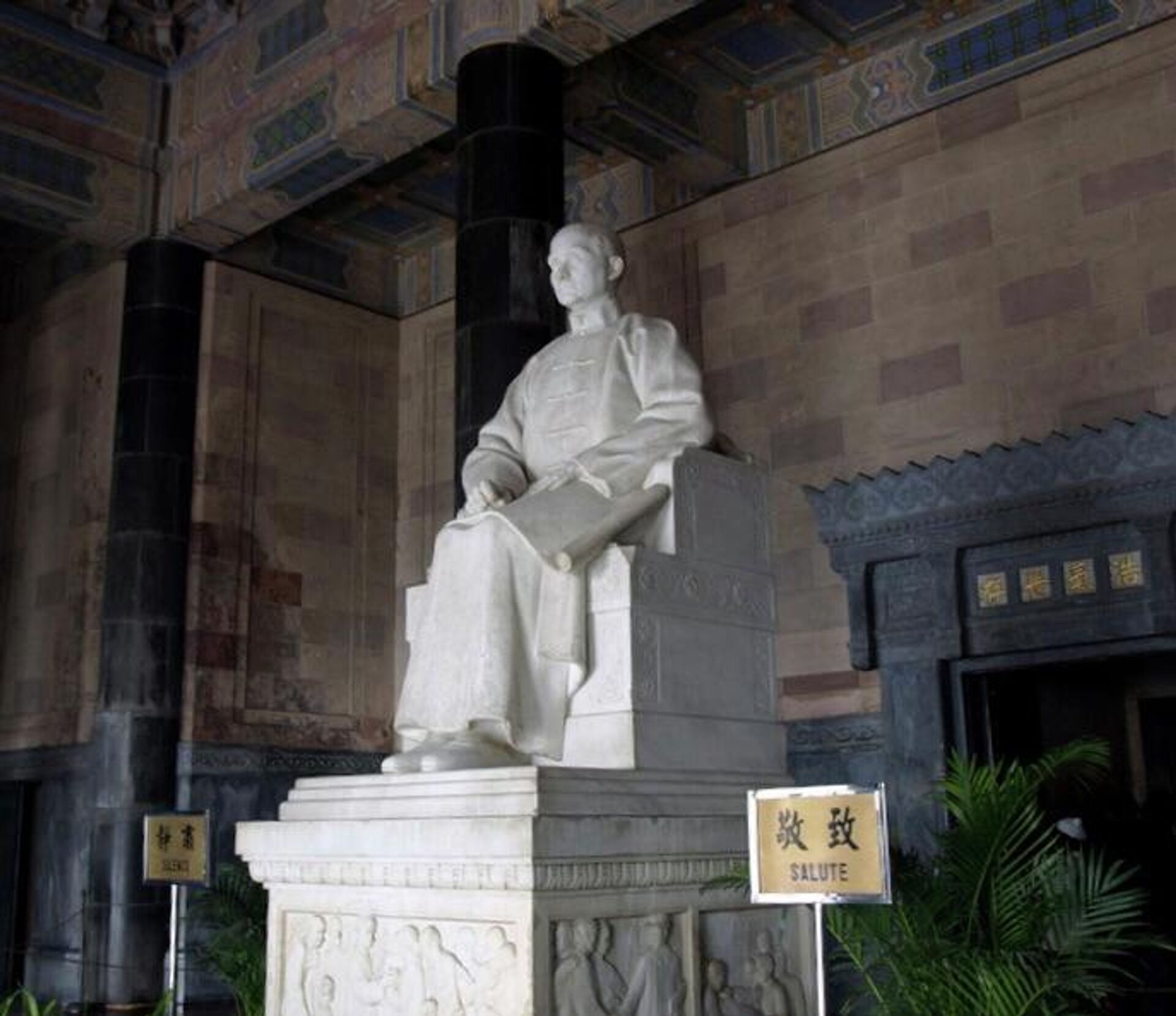 Статуя в мавзолее Сунь Ятсена - РИА Новости, 1920, 12.11.2025