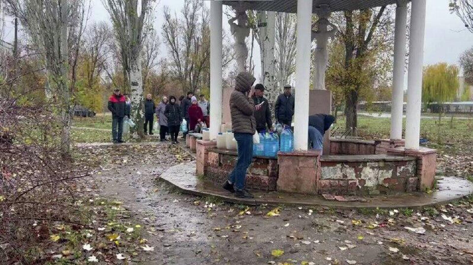 В Павлограде Днепропетровской области сложилась критическая ситуация: жители уже третьи сутки остаются без воды, вынуждены экономить каждую каплю - РИА Новости, 1920, 12.11.2025