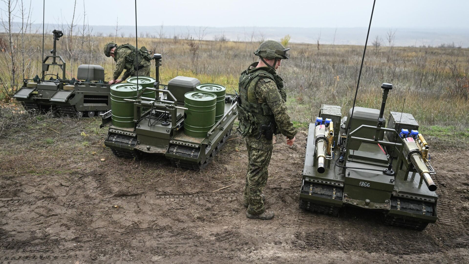 Подготовка операторов робототехнических комплексов Курьер войск РХБЗ группировки Центр - РИА Новости, 1920, 27.12.2025