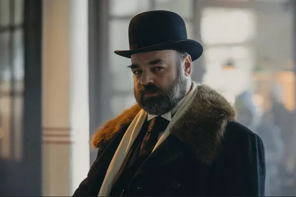 © start.ru / `Хроники русской революции`. Алексей Клобуков в роли Александра Парвуса Хронический анахронизм