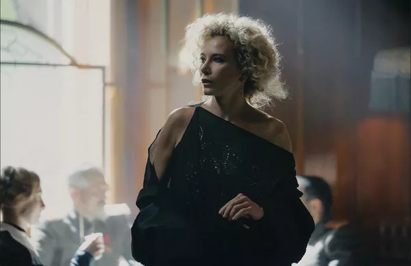 © start.ru / `Хроники русской революции`. Юлия Высоцкая в роли Ариадны Славиной Хронический анахронизм