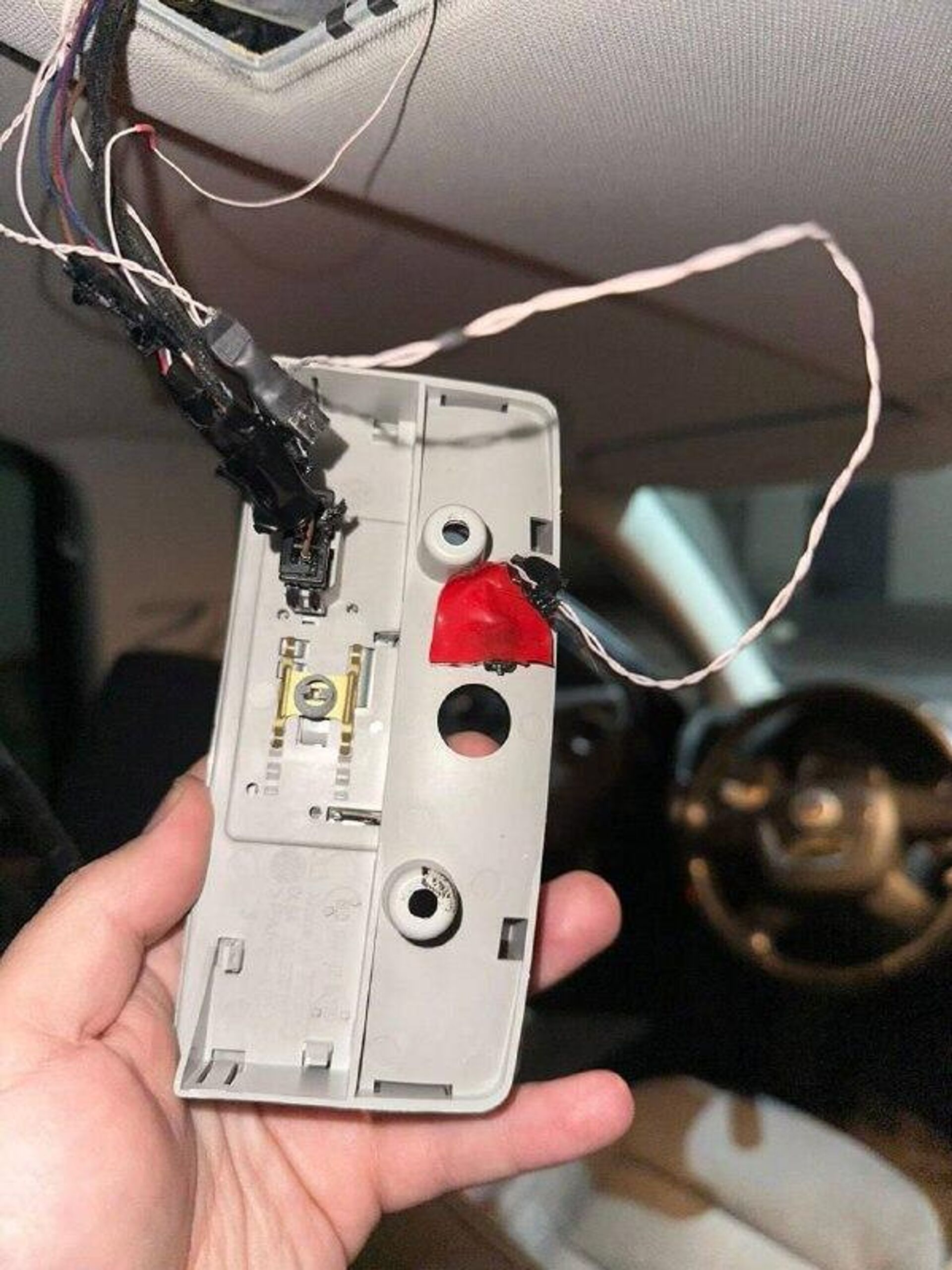 Замминистра образования Украины, сопредседатель фракции Слуга народа в Киевском горсовете Андрей Витренко обнаружил в своем служебном автомобиле прослушку - РИА Новости, 1920, 14.11.2025