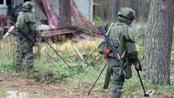 СМИ публикуют фотографии военнослужащих КНДР, которые сейчас принимают участие в разминировании Курской области