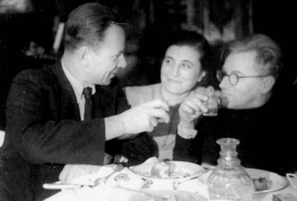 Михаил Булгаков и Сергей Ермолинский с женой - Марикой Чимишкиан Михаил Булгаков и Сергей Ермолинский с женой - Марикой Чимишкиан