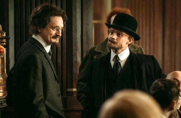 Хроники русской революции. Николай Куглянт в роли Льва Троцкого и Евгений Ткачук в роли Владимира Ленина