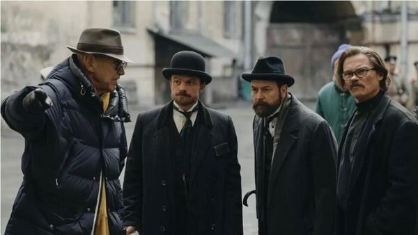 Режиссёр Андрей Кончаловский на съемках сериала Хроники русской революции