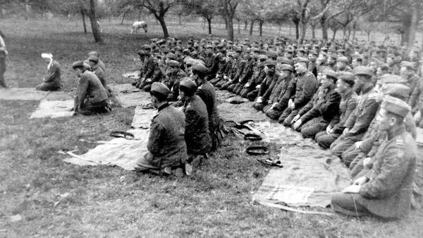 Солдаты Туркестанского легиона вермахта делают намаз