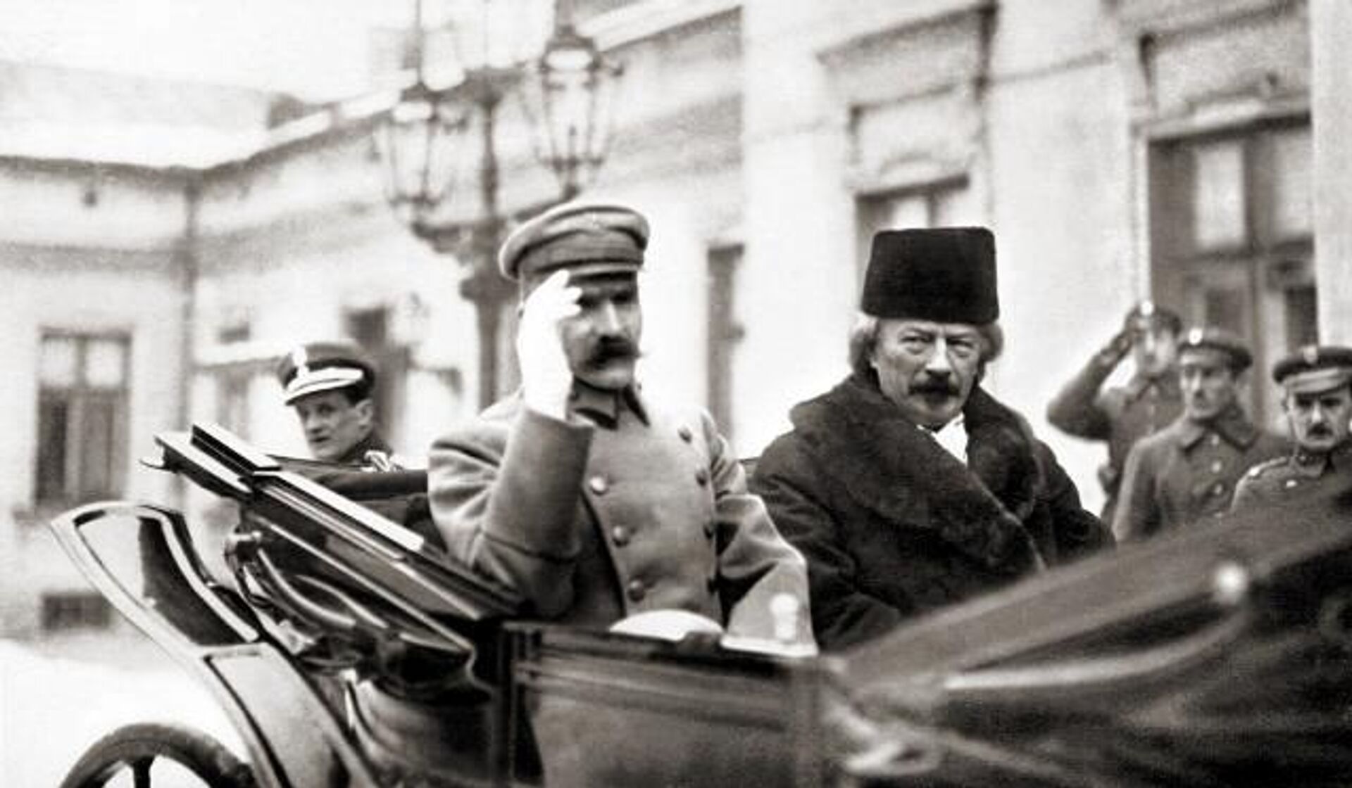 Юзеф Пилсудский и Игнаций Падеревский Юзеф Пилсудский и Игнаций Падеревский - РИА Новости, 1920, 15.11.2025