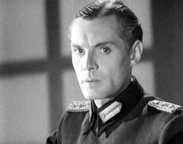 Павел Кадочников в фильме Подвиг разведчика. Кадр из фильма