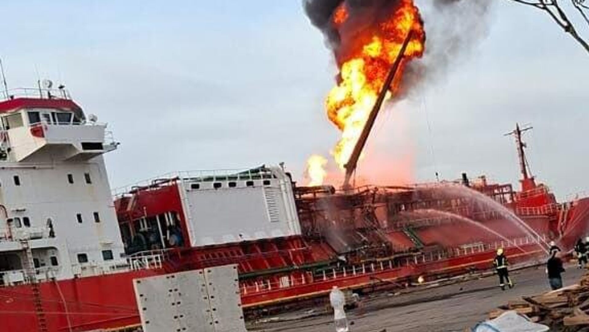 Румынские власти приняли решение эвакуировать жителей населённого пункта Плауру (уезд Тулча) после того, как судно с грузом сжиженного газа загорелось на украинском берегу Дуная - РИА Новости, 1920, 17.11.2025